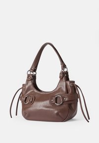 Sac à main en cuir marron avec un corps arrondi, double bandoulières et deux boucles latérales. Présente une texture lisse et des liens d'accent.