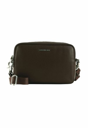 Sac bandoulière rectangulaire en cuir marron foncé avec une sangle ajustable et des ferrures argentées, design minimaliste sur fond blanc.