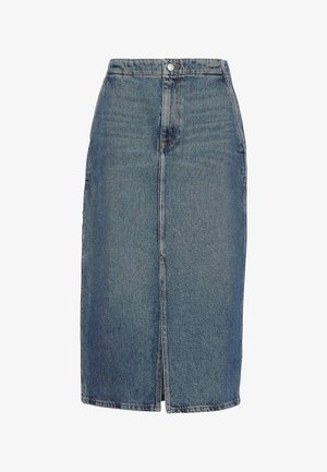 Falda de mezclilla azul de talle alto y longitud hasta la rodilla, con abertura frontal, cierre de botones y diseño clásico de cinco bolsillos.