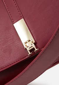 Tommy Hilfiger HERITAGE SADDLE BAG - Käekott - rouge