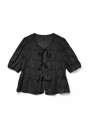 Blouse noire en tissu transparent avec un motif floral texturé, dotée d'un col rond, de manches trois-quarts et d'un détail de lien à l'avant.