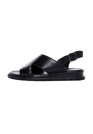 Sort lædersandal med krydsede remme, justerbar spænde ved hælen og tekstureret gummisål, vist i siddeprofil på hvid baggrund.