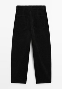 Pantalon en velours côtelé noir avec jambes larges, taille haute, poches arrière et passants de ceinture, vu de dos sur fond blanc.