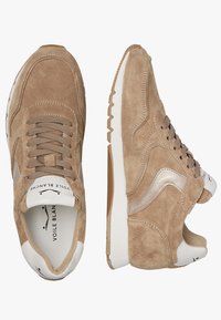 Lysebrune ruskinds sneakers med en polstret tunge, strukturerede snørebånd og en hvid gummisål med subtile metalliske accenter.