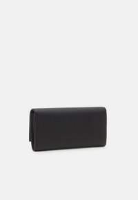 Portafoglio in pelle nera con una texture liscia, forma rettangolare e design pieghevole. Nessun hardware o decorazioni visibili.
