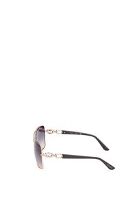 Aurinkolasit, joissa on hoikka metallinen ruusukultakehys, tummennetut linssit ja mustat muoviset varret, joissa on teksturoituja yksityiskohtia ja brändäystä.