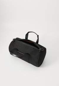 Schwarze Sporttasche mit Monogramm-Muster, Reißverschluss, zwei kurzen Griffen und glattem Lederbesatz. Mit orangefarbenem Innenfutter.