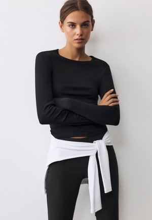 PULL&BEAR, SLIM FIT LONG SLEEVED T-SHIRT - T-SHIRT - T-shirt à manches longues - black