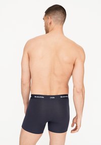 Námořnické modré boxerky z měkké látky, s černým elastickým pasem s logem "Resteröds". Přiléhavý design bez viditelných vzorů.