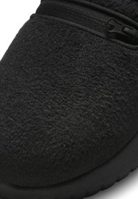 Nike Sportswear Domácí obuv - black black dark smoke grey