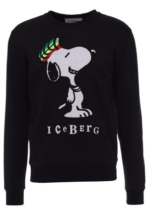 Musta pitkähihaisen collegepaita, jossa valkoinen Snoopy, jolla on punainen, keltainen ja vihreä hattu, tekstin "ICEBERG" yläpuolella valkoisin kirjaimin.
