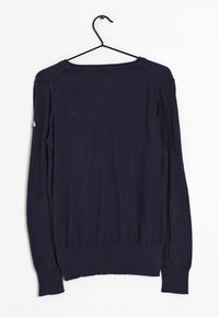 Nattblå långärmad skjorta med rundad halsringning och ribbade ärmar, tillverkad av mjukt bomullsmaterial. Har en liten etikett på vänster ärm.