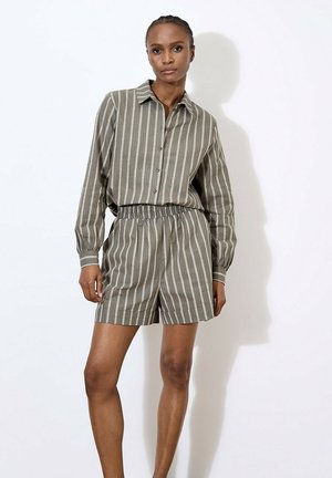 Chemise légère à rayures vert olive avec fermeture à boutons et shorts assortis, dotés d'une taille élastique et d'une coupe décontractée.