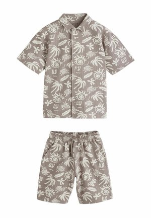 Passendes Set aus kurzärmeligem Hemd mit Knöpfen und Shorts mit elastischem Bund in Beige mit weißen tropischen Blatt- und Spiralmustern.