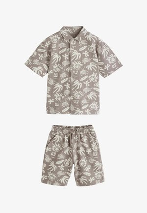 Komplet kratkih rukava košulje na kopčanje i kratkih hlača s elastičnim pojasom u bež boji s bijelim tropskim listovima i spiralnim uzorcima.