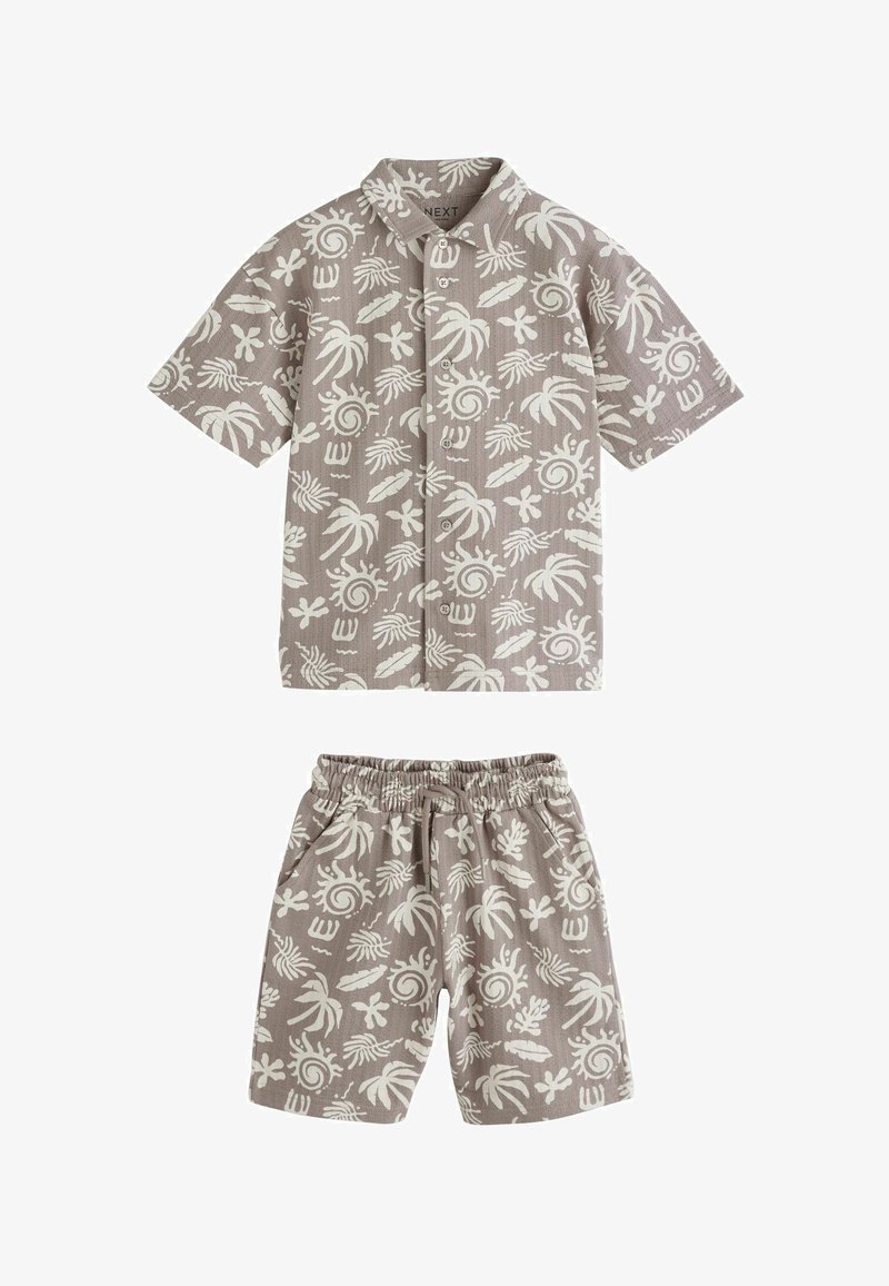 Passendes Set aus kurzärmeligem Hemd mit Knöpfen und Shorts mit elastischem Bund in Beige mit weißen tropischen Blatt- und Spiralmustern.