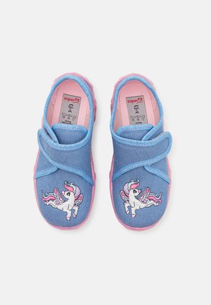 Pantofi din țesătură albastră cu accente roz, având un design cu unicorn. Au o curea cu arici și o talpă moale, texturată.