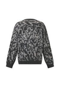 Grijze gebreide trui met een gestructureerd patroon, lange mouwen en een kruisontwerp in het wit op de achterkant.