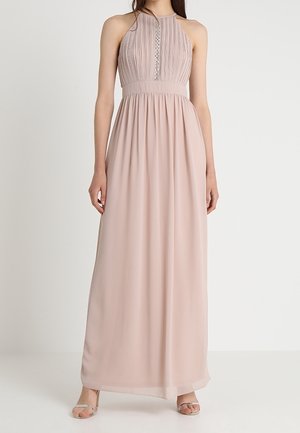 Langes, ärmelloses Kleid aus weichem rosa Chiffon mit plissiertem Oberteil, Ausschnitt mit Schlitz und dekorativen Perlenakzenten, das zu einem weiten Rock fließt.