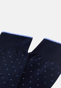 Guantes sin dedos de color navy con detalles en azul claro en el puño, que presentan un patrón texturizado de pequeños diseños de puntos en todo su superficie.