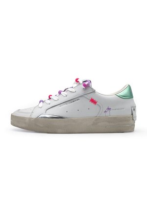 Sneakers in pelle bianca con accenti metallici, occhielli multicolore e una suola grigia testurizzata. Presentano disegni rosa e viola sui lati.