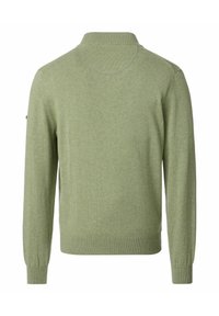 Zielony sweter z dzianiny z prążkowanymi mankietami i dołem, z wysokim kołnierzem oraz skośnymi szwami na ramionach. Miękka tekstura i minimalistyczny design.