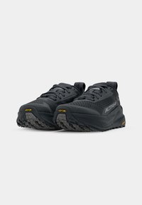 Baskets de course noires avec un dessus texturé, semelle extérieure Vibram et accents réfléchissants. Présentent une semelle rembourrée et un design à lacets.