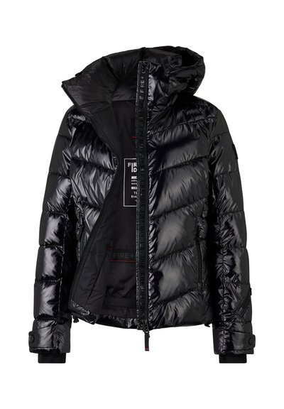 Zwarte pufferjack met een glanzende afwerking, voorzien van een capuchon, ritssluiting aan de voorkant en elastische manchetten. Inclusief logo tape en patroon gestikte naden.