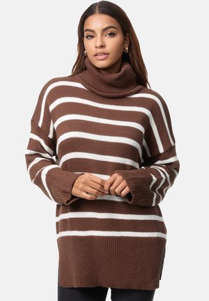 Suéter de punto a rayas marrón y blanco con cuello alto tipo tortuga y puños acanalados. Presenta un ajuste holgado y aberturas laterales en el dobladillo.