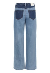 Jean large bleu clair avec poches arrière bleu foncé et passants de ceinture, vu de dos sur fond blanc.