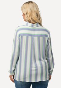 Camicia leggera a righe nei toni pastello di lavanda, verde e bianco. Caratterizzata da un colletto classico e polsini con bottone. Texture liscia.