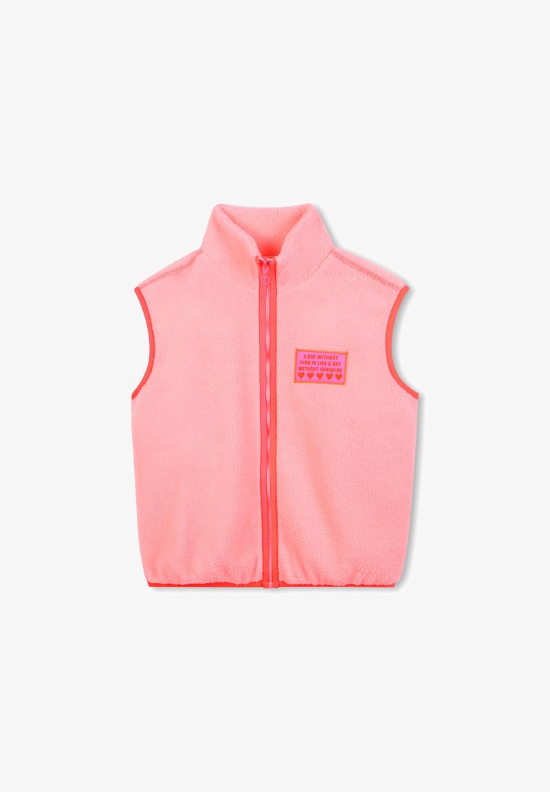 Gilet en polaire rose vif avec col montant, fermeture éclair intégrale et manches courtes. Présente un écusson avec du texte et des cœurs.