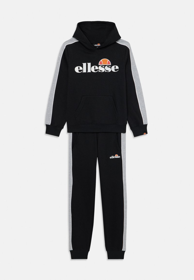 Set di felpa nera e pantaloni della tuta con pannelli laterali grigi. Logo classico sul petto e sui pantaloni, realizzato in un tessuto morbido e confortevole.