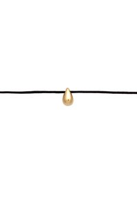 Guld dråbe vedhæng på en sort snor, med en glat, reflekterende overflade og en tåreform. Enkel, minimalistisk design.