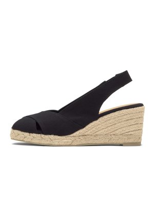 Sandalia espadrille de cuña de tela negra con puntera abierta y tira trasera, suela natural de yute trenzado y tacón de altura media.