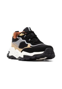 Zapatillas negras y marrones con parte superior de gamuza y malla, suela blanca moteada, diseño curvado y suela de goma negra. Cordones y marca en gris.