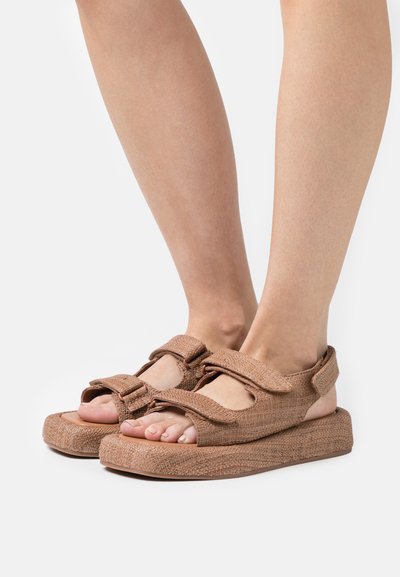Loeffler Randall BLAISE TWO BAND PLATFORM - Sandalai - brown