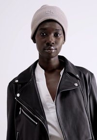 Calvin Klein EMBROIDERY BEANIE - Kootud müts - cinder
