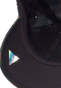 Schwarze Kappe mit camouflagefarbigem Innenfutter, ausgestattet mit einem glänzenden holografischen Label auf dem Schirm und einem Innenfutter, das Markensiegel zeigt.