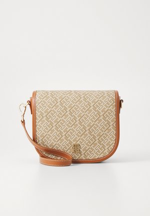 Sac bandoulière beige à motif avec bordure en cuir marron clair, surpiqûres blanches, ferrures dorées et petit logo double T sur le rabat avant.