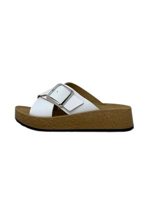 Infradito bianchi con una fascia larga, fibbia in argento e suola piatta texturizzata color miele, con un leggero tacco e design open toe.