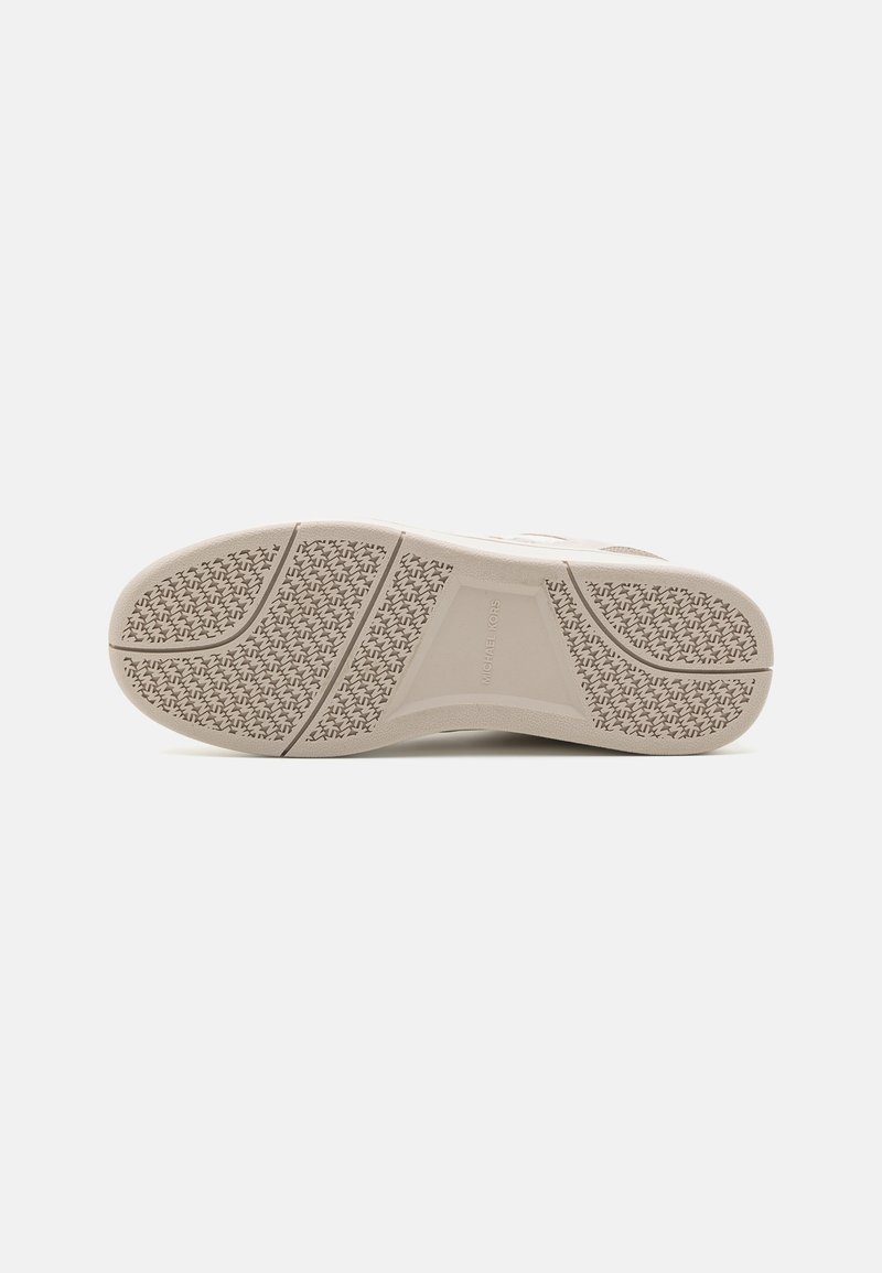 Suola della sneaker di colore beige chiaro con gomma testurizzata per una presa ottimale, presenta un motivo di battistrada bilanciato e il logo del marchio impresso al centro.