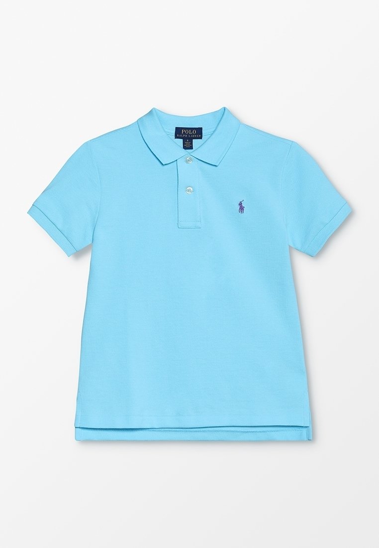 Svetle modré polo tričko vyrobené z bavlny, s límečkem, dvoubarevnou zapínací légou a fialovým logem na levé hrudi. Krátké rukávy a rovný lem.