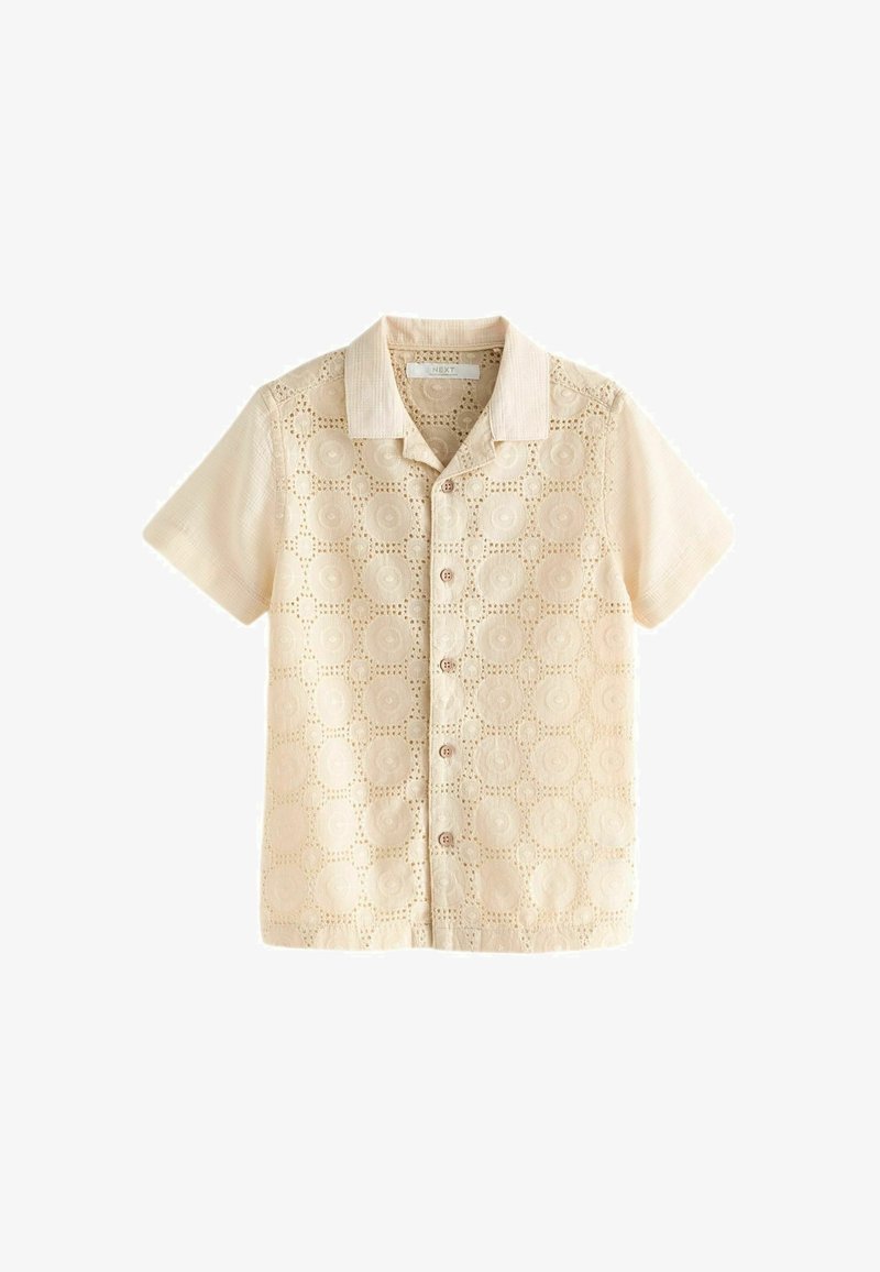 Chemise beige clair à manches courtes avec un design en dentelle présentant des motifs circulaires, une fermeture à boutons à l'avant et un col.