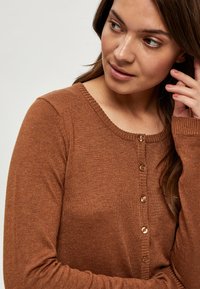 Minus MINEW LAURA CARDIGAN - Kofta - brown sugar melange