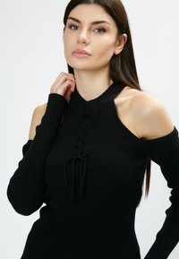 INFLUENCER INFLUENCER PULLOVER OFF-SHOULDER RIBBED PULL - Strickpullover - black