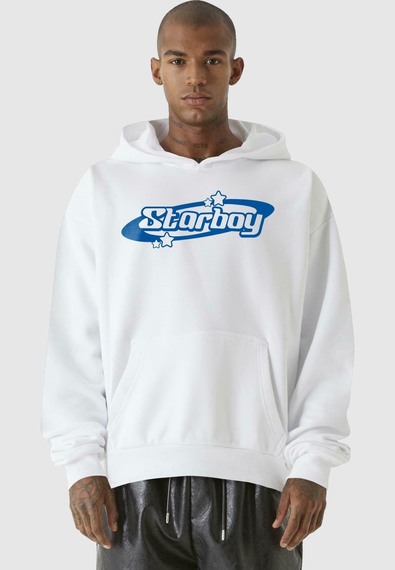 Biela mikina s predným vreckom a modrou grafikou "Starboy" a hviezdami, vybavená kapucňou so šnúrkou a rebrovanými manžetami.