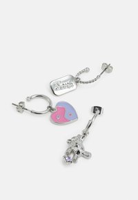 Brincos de prata com um pendente em forma de coração, apresentando seções rosa e roxas, uma etiqueta "Fresh" e um charm de urso de pelúcia com uma gema.