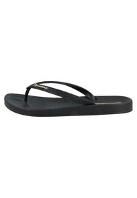 Schwarze Flip-Flops aus Gummi mit einem strukturierten Fußbett und glitzernden schwarzen Riemen mit einem goldenen Akzent. Einfache, flache Sohlenkonstruktion.