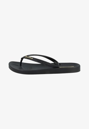 Schwarze Flip-Flops aus Gummi mit einem strukturierten Fußbett und glitzernden schwarzen Riemen mit einem goldenen Akzent. Einfache, flache Sohlenkonstruktion.